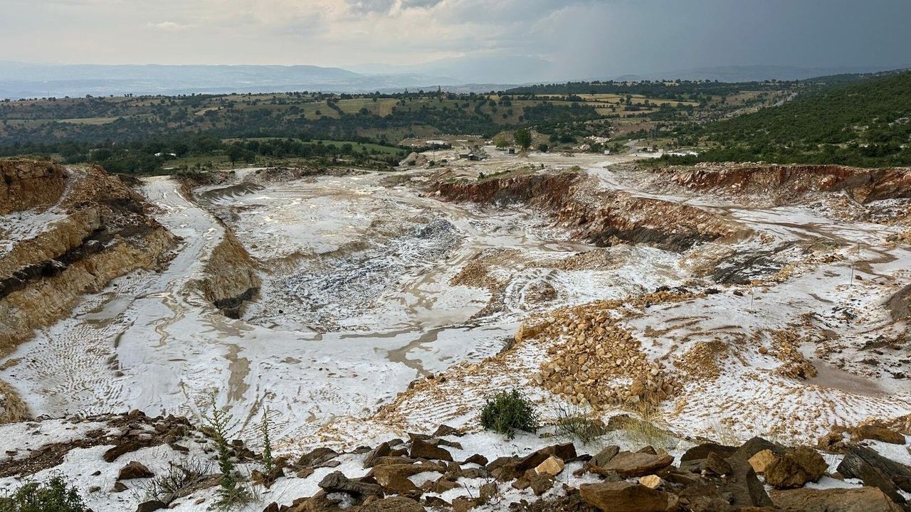 Uşak'ta dolu etkili oldu
