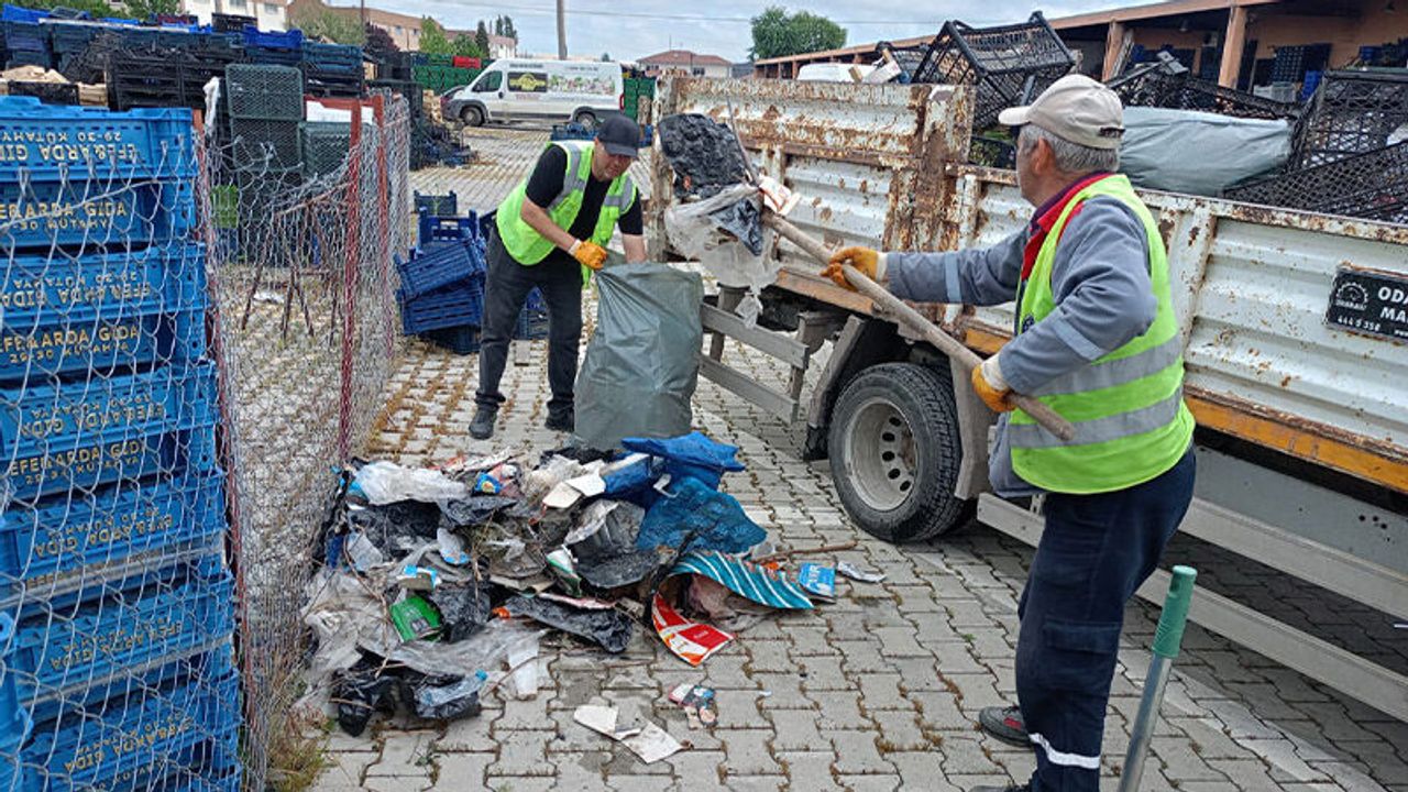 Kütahya Sebze ve Meyve Hali'nde haftalık temizlik çalışması