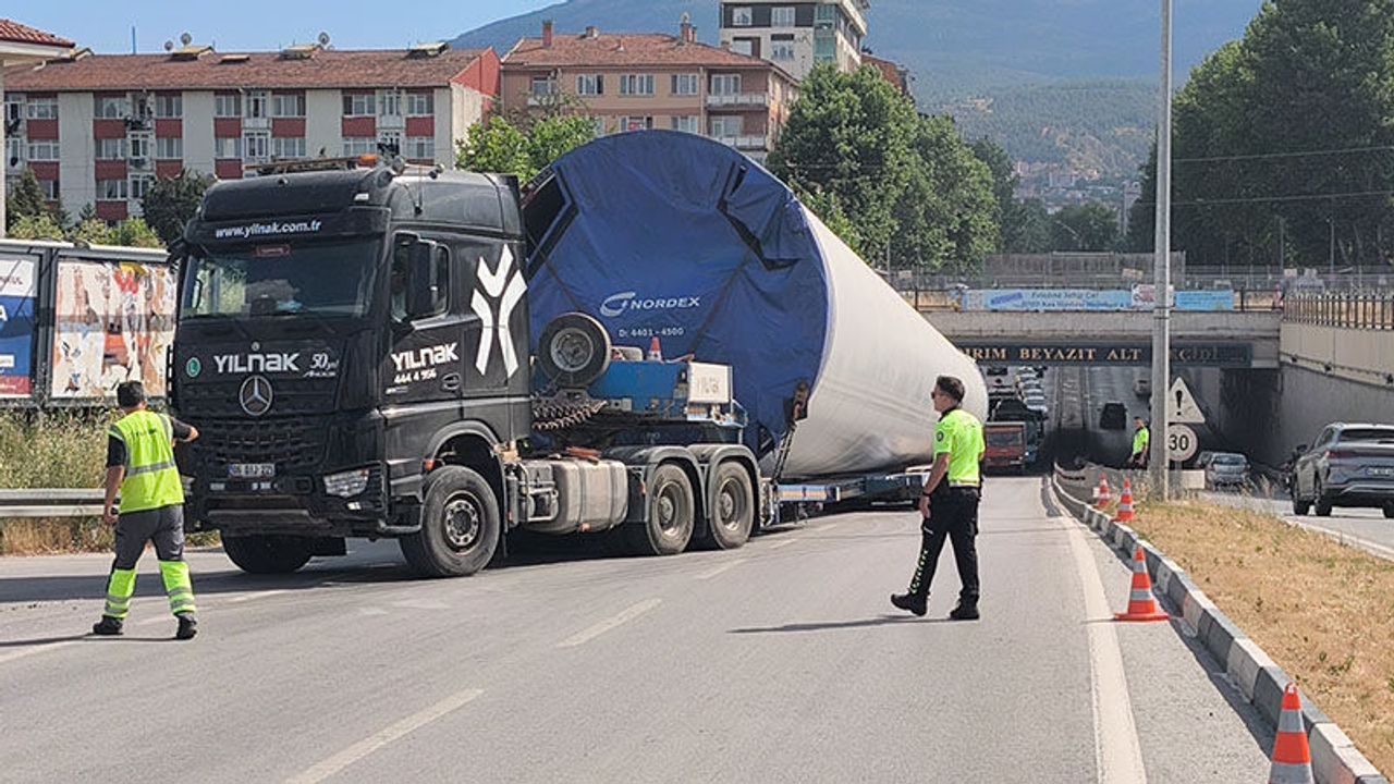 Dev rüzgar gülü gövdeleri Kütahya'dan böyle geçti