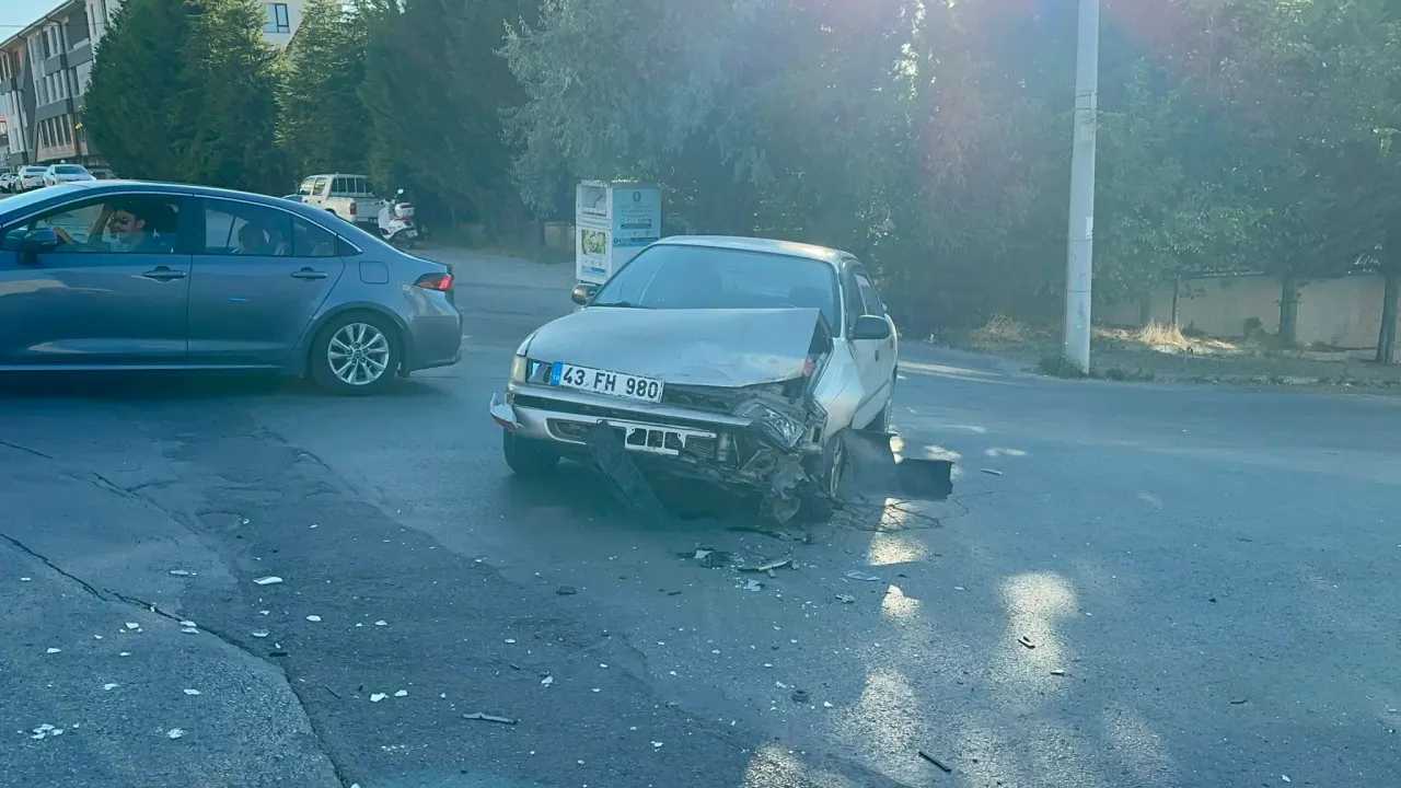 Kütahya'da tahliye yolundan çıkan otomobil kazaya neden oldu