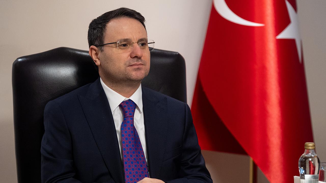 Bakan Gürlek tazminat davasından kazandığı 150 bin lirayı Türk Kızılay'a bağışladı