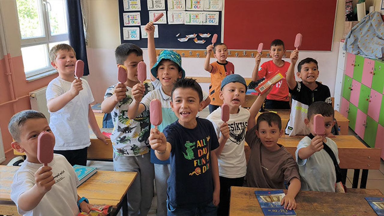 Kütahya Valisi Işın, çocukların dondurma isteğine kayıtsız kalmadı
