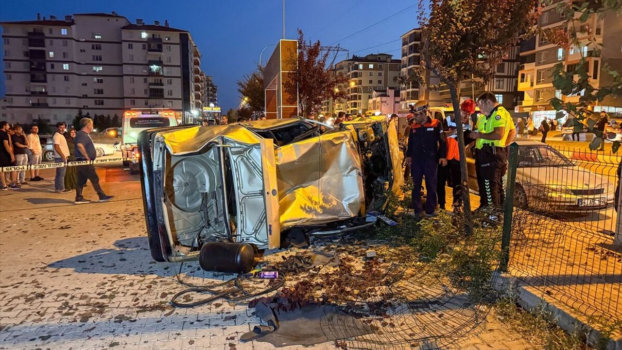 Komşu ilde otomobil yayalara çarptı