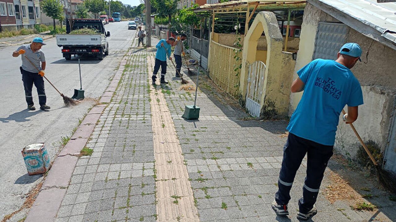 Kütahya'da kaldırımlarda kapsamlı temizlik devam ediyor