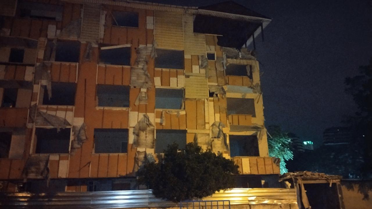 İstanbul'da kentsel dönüşüm kapsamındaki binanın balkonları ile duvarı çöktü