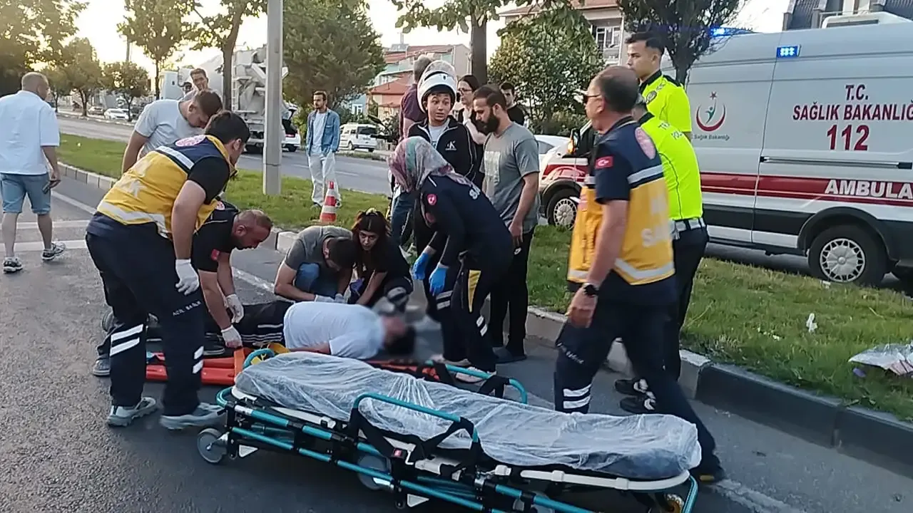 Kütahya’da motosiklet yayaya çarptı, 3 yaralı