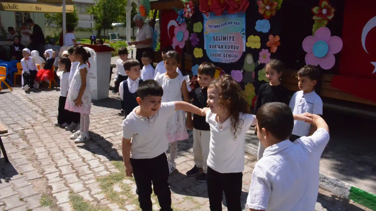 Kütahya'da minik öğrenciler çocuk şenliğinde eğlendi