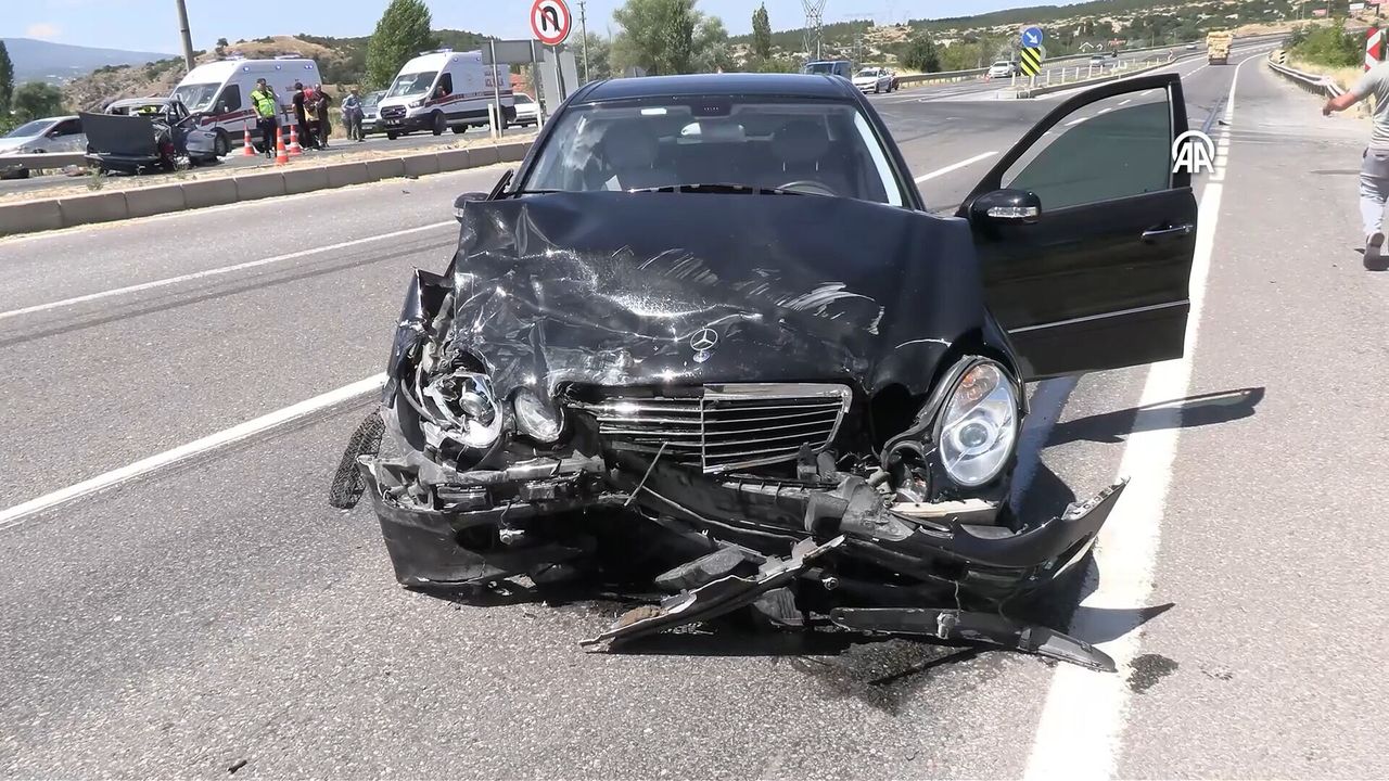 Kütahya'da 2 otomobil çarpıştı, ölü ve yaralılar var