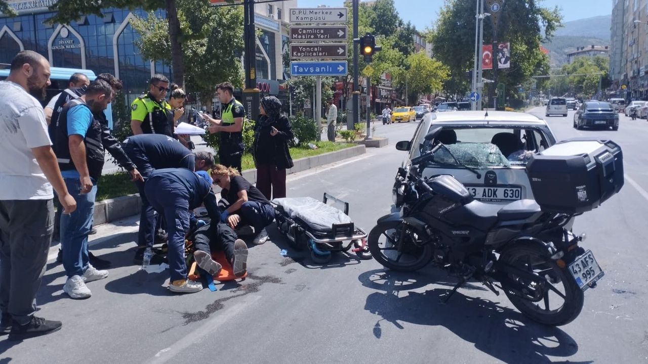Kütahya’da motosiklet otomobile çarptı, sürücü yaralı