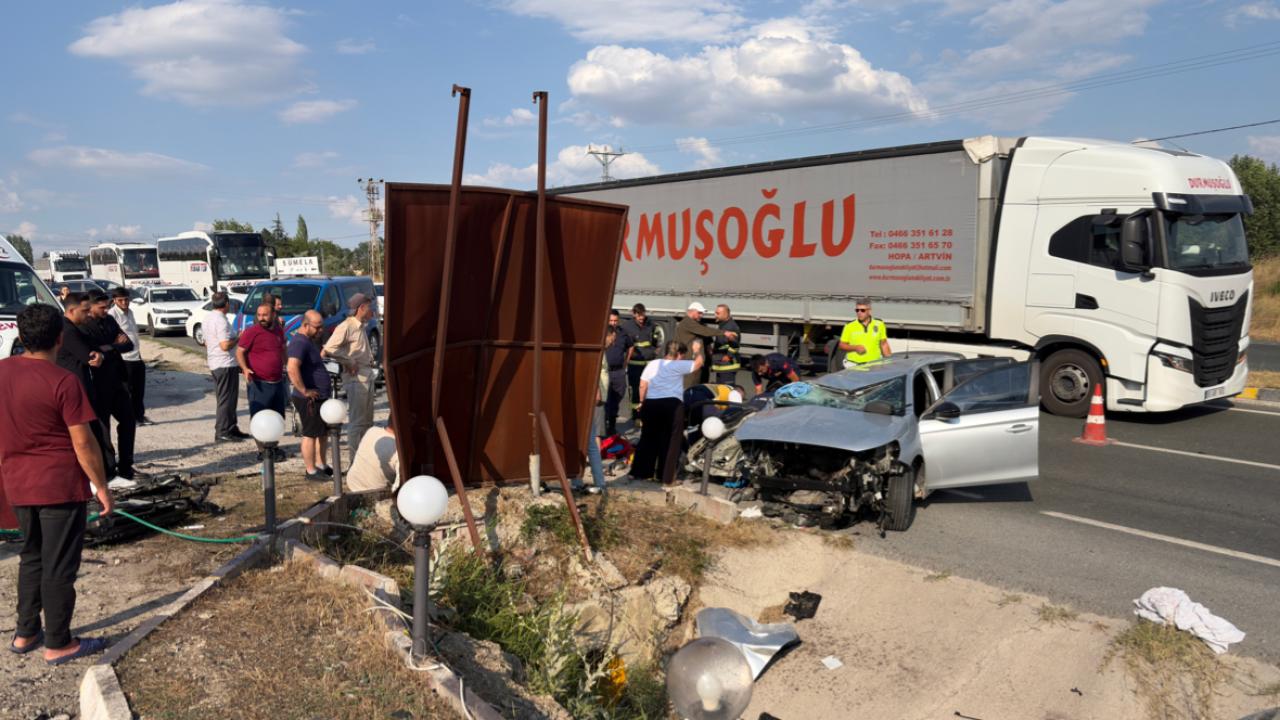 Menfeze çarpan otomobil devrildi: 2 ölü