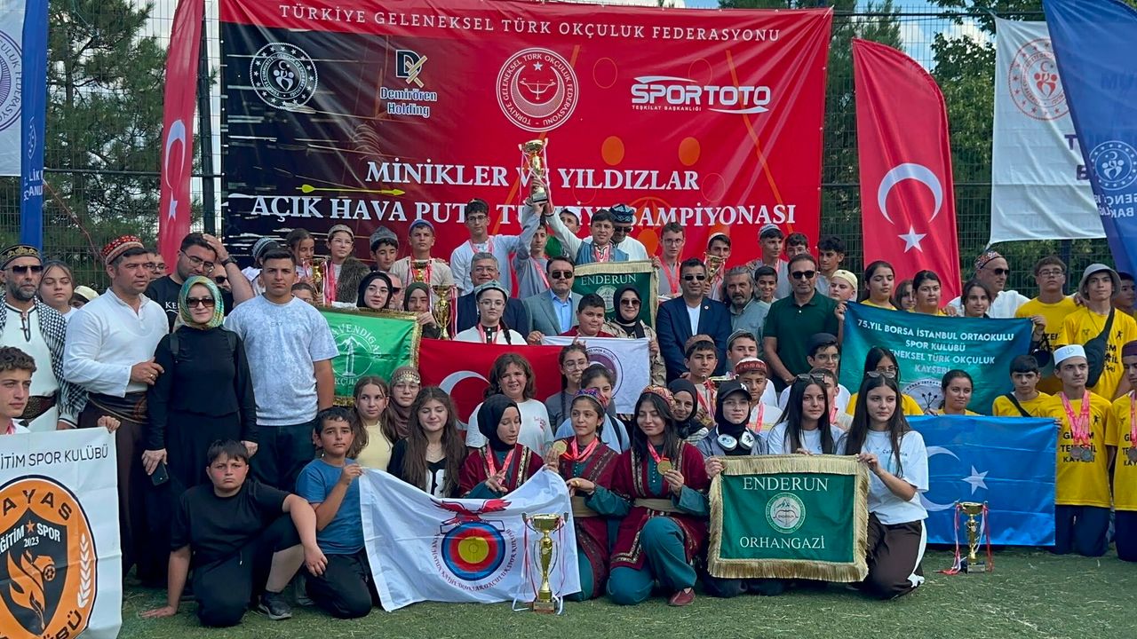 Kütahya’da minik okçular hedefi 12’den vurdu