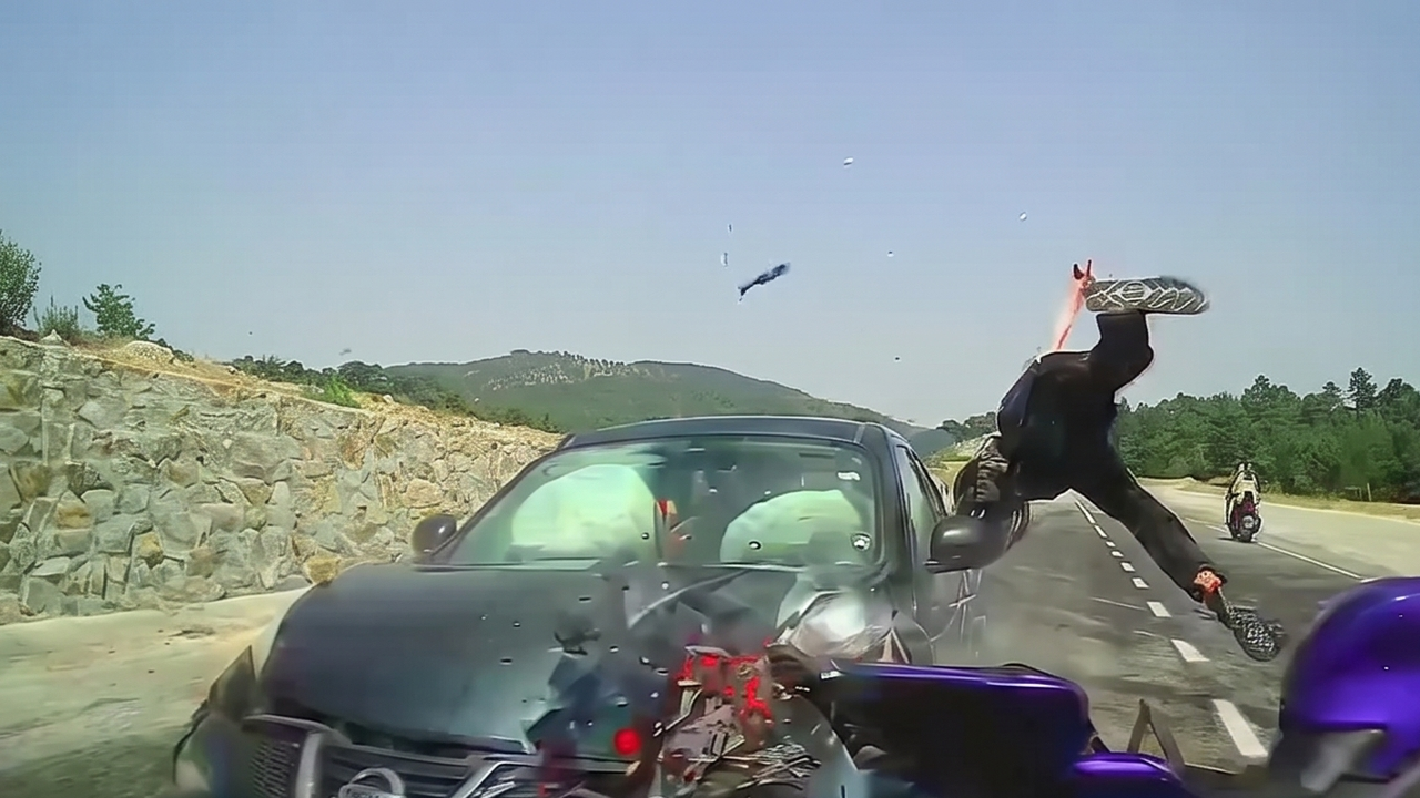 Kütahya'da otomobilin motosiklete çarpma anı araç kamerasında