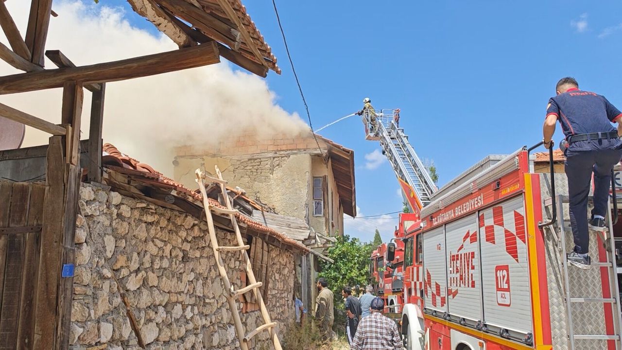 Kütahya'da bir köyde ev ve samanlık yangını
