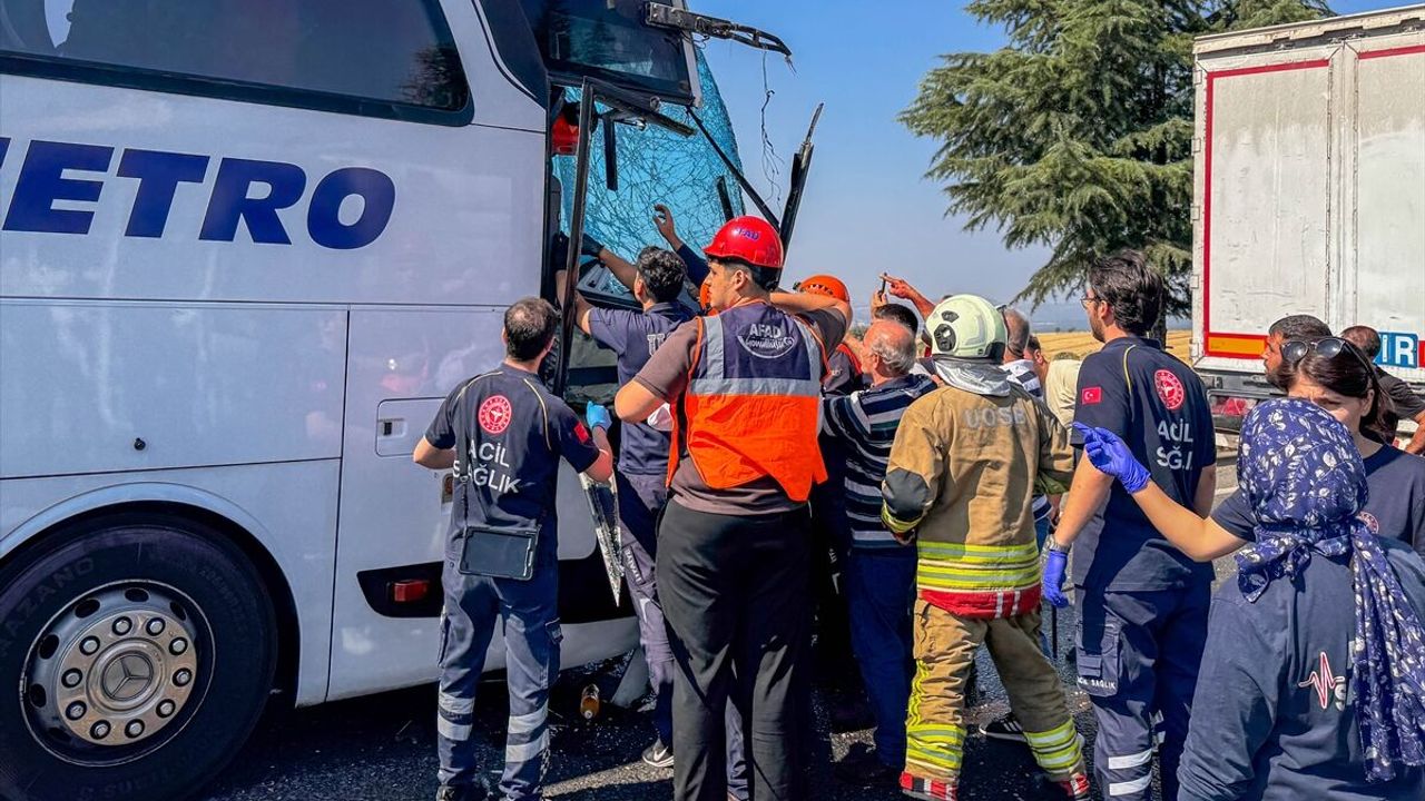 Uşak'ta yolcu otobüsü kamyona çarptı: 8 yaralı