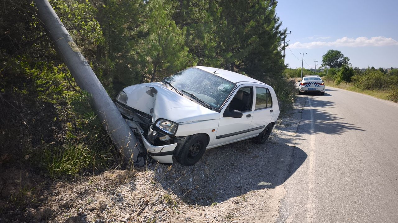 Kütahya’da otomobil elektrik direğine çarptı, sürücü yaralı
