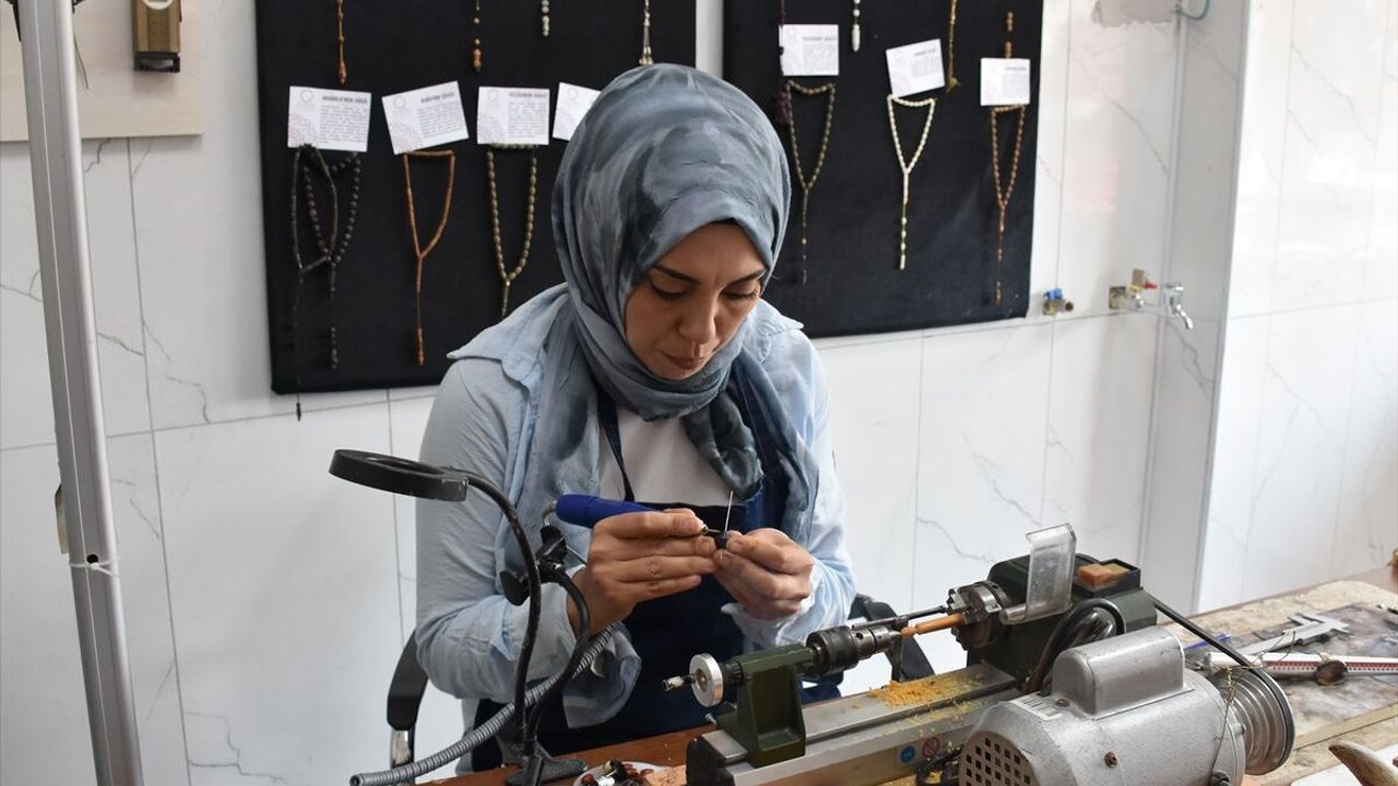 Afyonkarahisar'da tespihleri sanat eserine dönüştürüyor