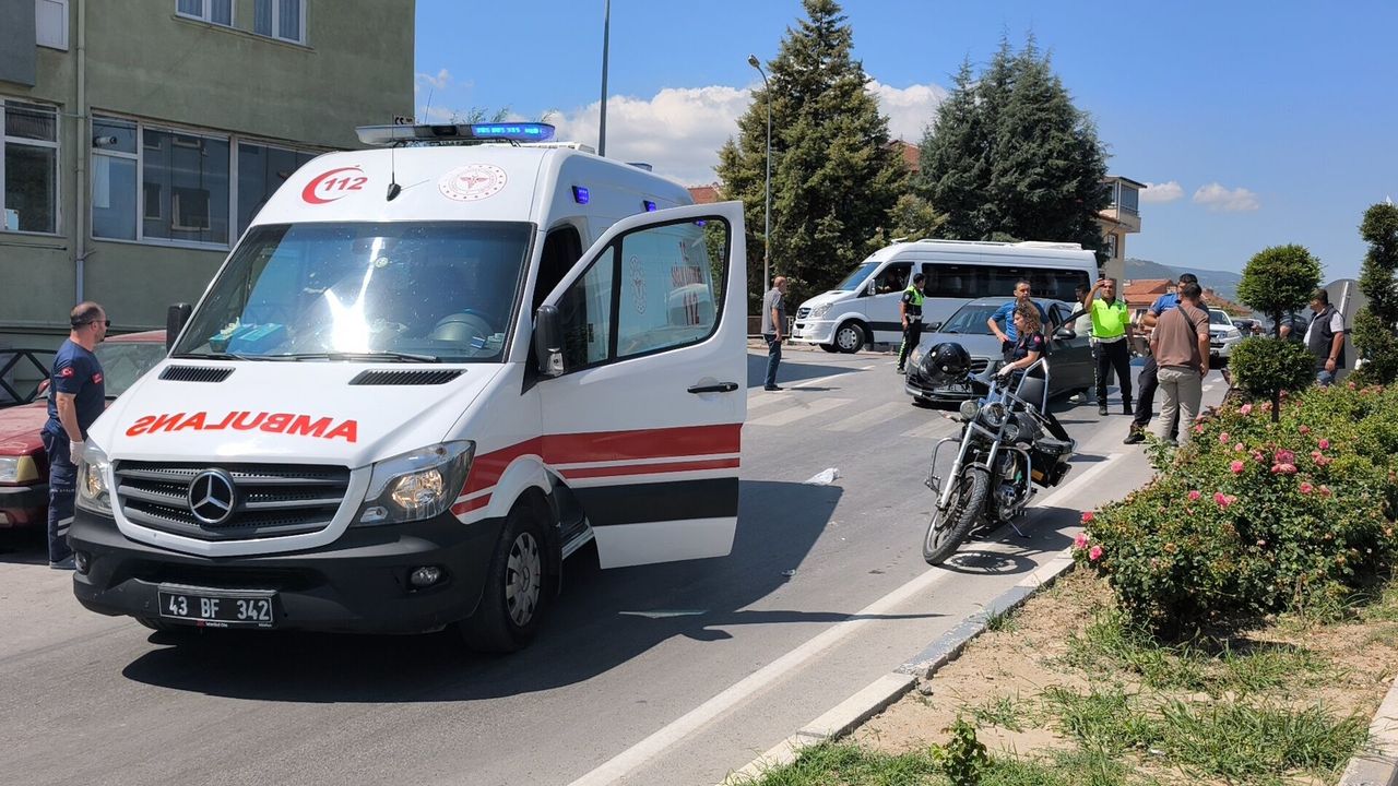 Kütahya’da motosiklet yayaya çarptı, 2 yaralı