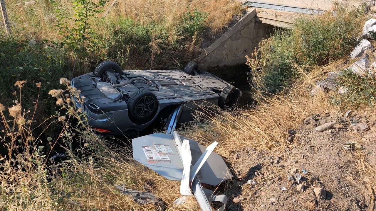 Kütahya’da otomobil sulama kanalına devrildi, ölümden döndüler