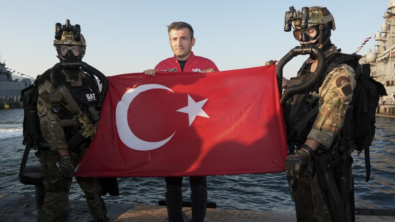 Selçuk Bayraktar, SAT ve SAS komandolarıyla bir araya geldi