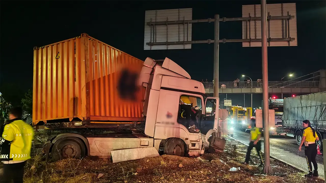 Kütahya’da tır refüje çarptı, sürücü yaralı