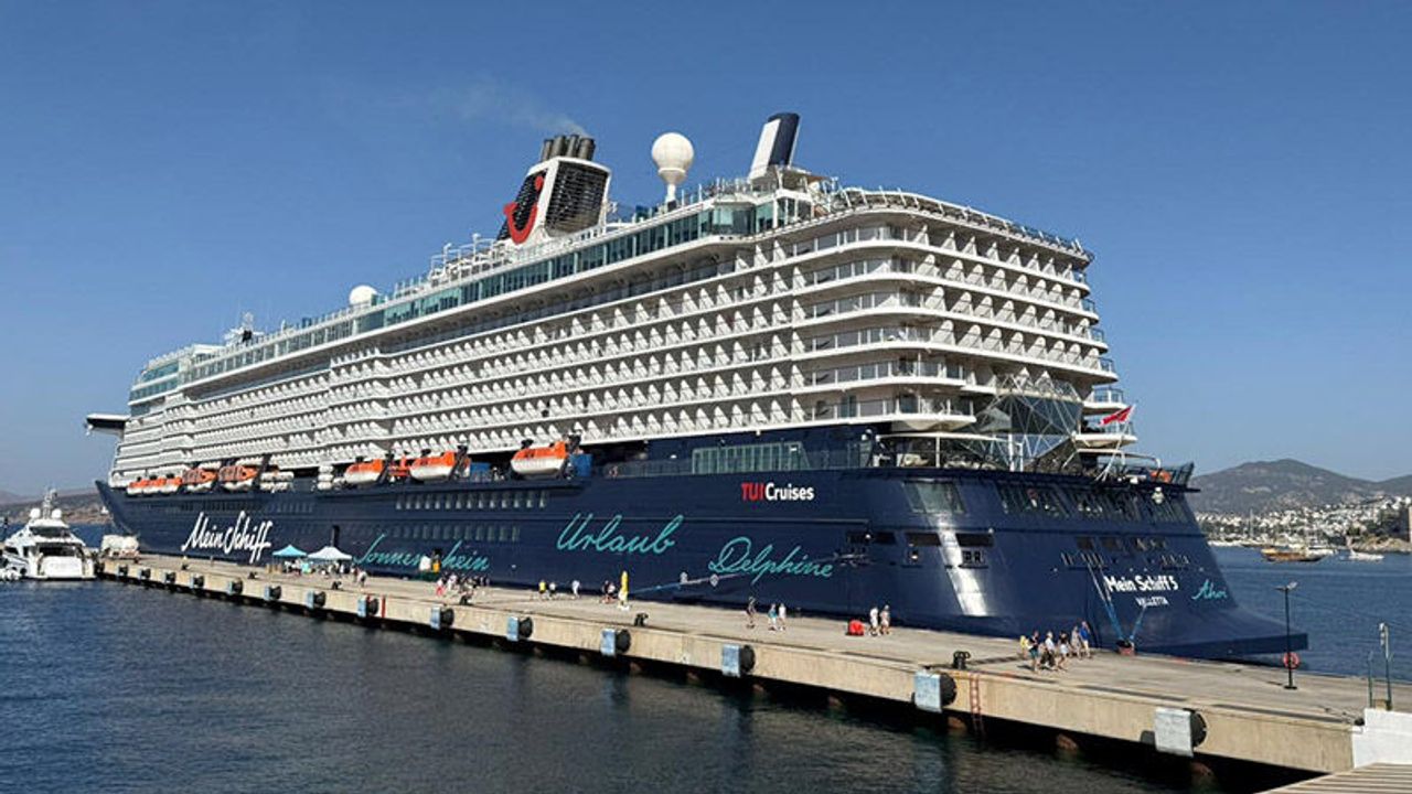"Mein Schiff 5" kruvaziyeri 2 bin 756 yolcusuyla Bodrum'a geldi