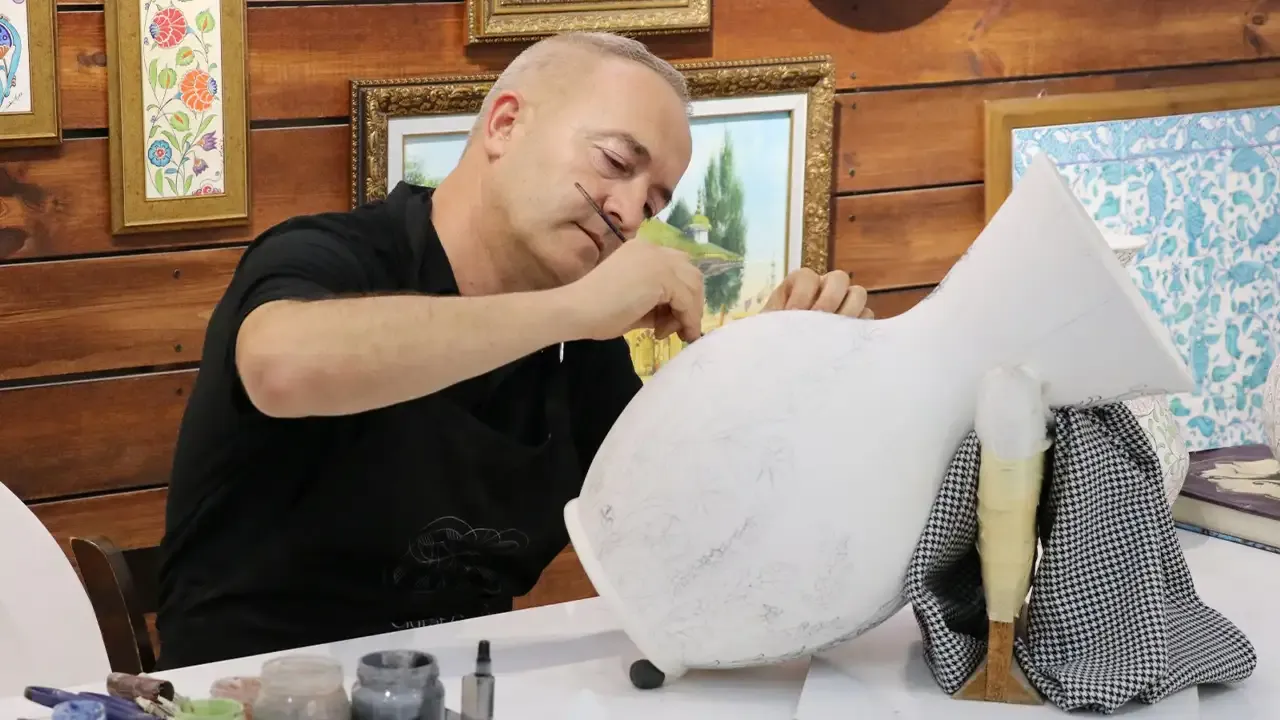 Kütahyalı çini ustası geleneksel motifleri modern dokunuşlarla geleceğe taşıyor
