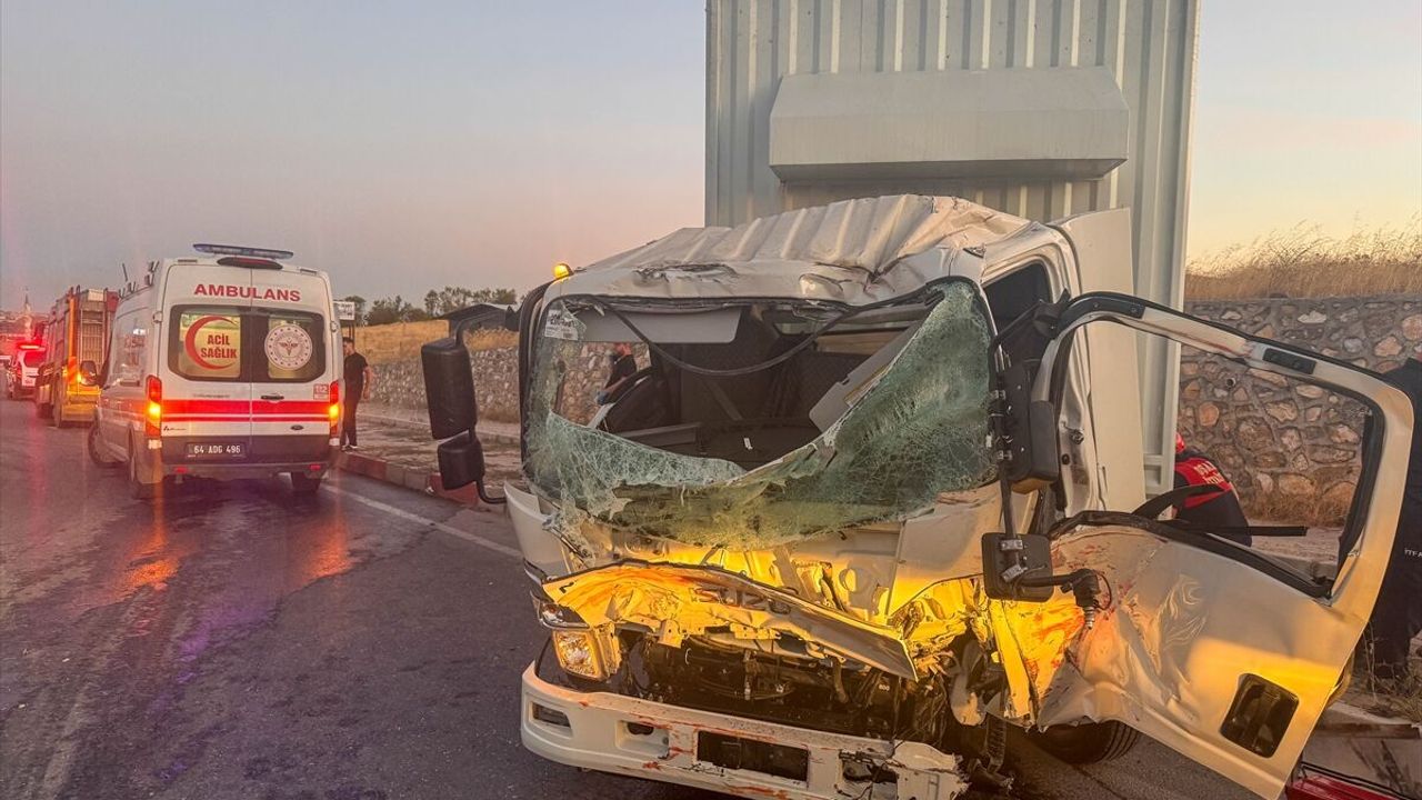 Uşak’ta itfaiye  ile kamyon çarpıştı: 1 ölü, 2 yaralı