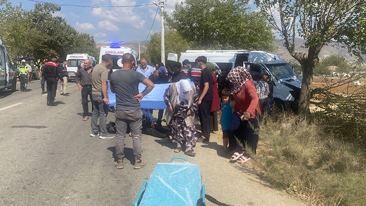 Manisa’da işçileri taşıyan servis ağaca çarptı: 14 yaralı